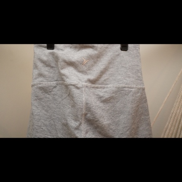 ✨High Rise Crop Leggings✨ - Picture 2 of 4